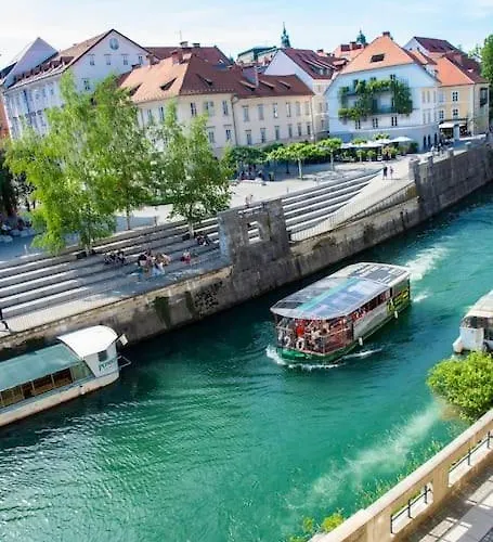 Lovely Lili On A Terrace Daire *
